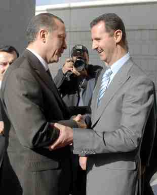 الأسد وأردوغان خلال لقائهما في دمشق أمس