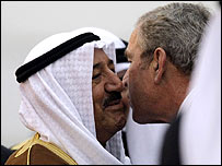 الشيخ صباح عند استقبال بوش في الكويت الجمعة