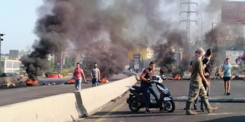  الاحتجاجات وقطع الطرقات في عدد من المناطق اللبنانية