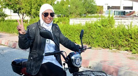 أستاذة سورية تتحدى أزمة النقل وتقود دراجة للوصول إلى جامعتها.png