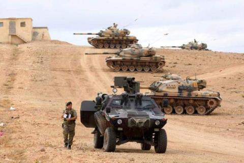 الاحتلال التركي يدرّب عناصر مسلحة تابعة له على استخدام الدبابات والمجنذرات في إدلب المحتلة