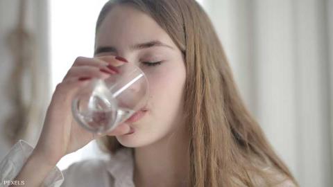ستغير حياتك.. 5 فوائد "مذهلة" لشرب الماء فور الاستيقاظ