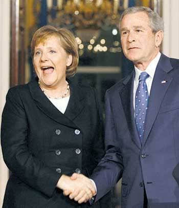 الرئيس الاميركي جورج بوش والمستشارة الألمانية انغيلا ميركل في نهاية مؤتمرهما الصحافي