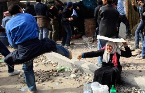 يتحصنون ويردون على البلطجية بالحجارة 