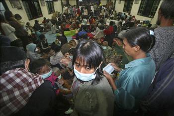 قرويون يعيشون على سفوح بركان ميرابي خلال تجمعهم في ملجأ مؤقت في باكم في أندونيسيا أمس