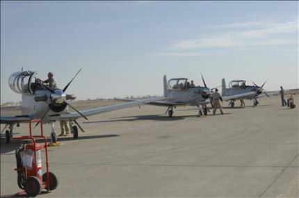 طائرات تدريب في قاعدة عسكرية جوية في تكريت (رويترز) 