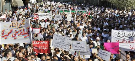 متظاهرون أردنيون في عمان أمس (أ ف ب) 