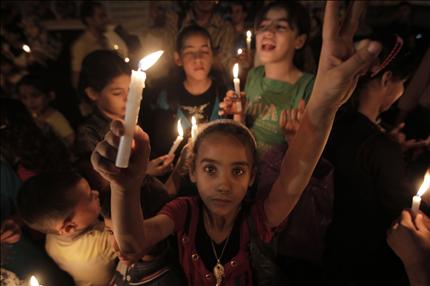 أطفال يضيئون الشموع خلال اعتصام تضامني مع الأسرى في مدينة غزة أمس (أ ف ب) 