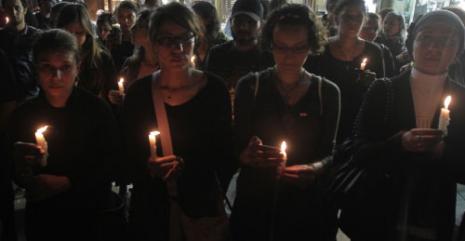 مسيرة شموع تخليداً لذكرى الذين سقطوا في مذبحة ماسبيرو الأحد الماضي (محمد حمس ــ أ ف ب)