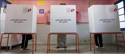 تونسيون يدلون بأصواتهم في مركز اقتراع في مدينة المرسى في شمال البلاد فجر امس (رويترز) 