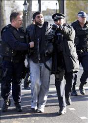 الشرطة البريطانية تعتقل بحرينياً ضرب زجاج سيارة الملك بيده في لندن أمس (رويترز) 