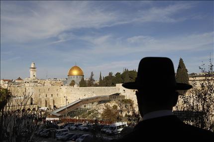 يهودي متشدد يوجه نظره نحو جسر باب المغاربة في القدس المحتلة أمس (رويترز) 
