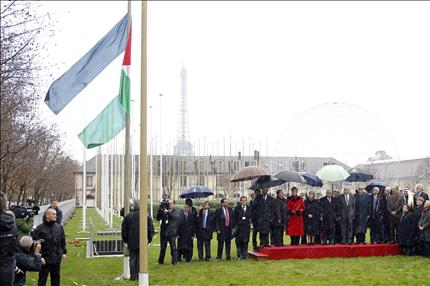 الرئيس محمود عباس خلال مشاركته في حفل رفع علم فلسطين في اليونسكو أمس (رويترز) 