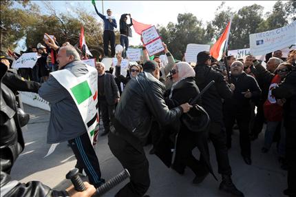 تونسيون وسوريون يتظاهرون ضد مؤتمر «أصدقاء سوريا» في العاصمة تونس أمس (أ ف ب) 