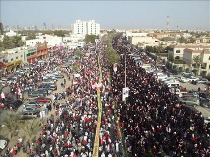 مشهد للحشود في مسيرة البحرين أمس (عن «تويتر») 