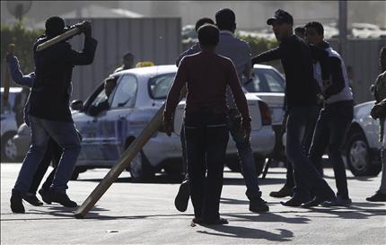 عراك بين باعة جوالين في ميدان التحرير في القاهرة أمس (رويترز) 