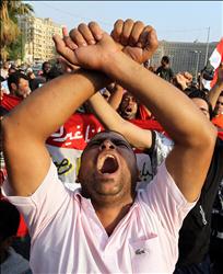 متظاهر مصري في ميدان التحرير في القاهرة أمس (أ ب أ) 