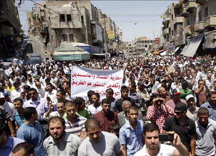 متظاهرون من الحركة الإسلامية خلال تظاهرة المعارضة ضد قانون الانتخابات في عمان أمس (ا ب ا) 