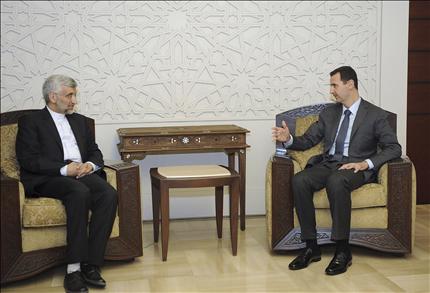 الأسد وجليلي في دمشق أمس (رويترز) 