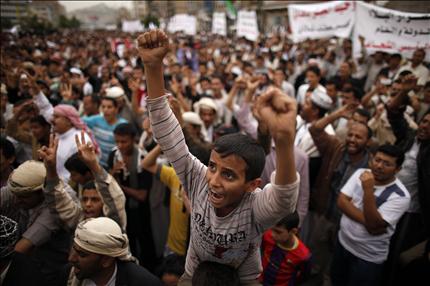 يمنيون يتظاهرون أمام منزل الرئيس اليمني عبد ربه منصور هادي تأييداً لقراراته حول إعادة هيكلة الجيش في صنعاء أمس (رويترز) 