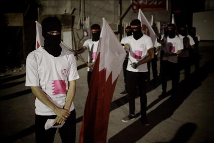 بحرينيون خلال تظاهرة في قرية سترة امس (ا ف ب) 