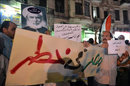  صحافيون يتظاهرون في القاهرة احتجاجاً على سياسة التضييق على الإعلام أمس (أ ف ب) 