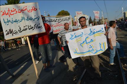  مصريون يتظاهرون ضد حكم «الإخوان» في القاهرة أمس (أ ف ب) 