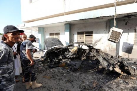 اثار الانفجار المزدوج في طرابلس الاسبوع الماضي (محمود تركية ــ أ ف ب)
