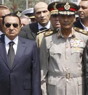 المشير طنطاوي إلى جانب الرئيس المصري السابق حسني مبارك- من الأرشيف