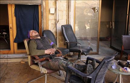 عنصر من «الجيش الحرّ» خلال الاستراحة في حلب، أمس. (رويترز) 