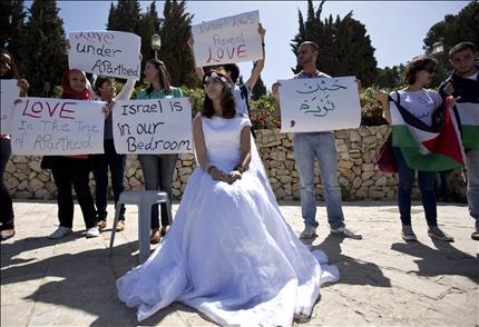 فلسطينيون يتظاهرون ضد قرار الحكومة الإسرائيلية بتمديد قانون رفض لم شمل الفلسطينيين بين أراضي الـ48 المحتلة وأراضي الـ67 أمام مكاتب رئيس الحكومة الإسرائيلية في القدس المحتلة أمس (ا ب ا) 