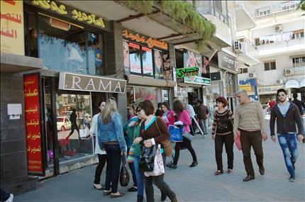 صورة وزعتها وكالة «سانا» امس لسوريين في احد شوارع حمص (ا ف ب) 