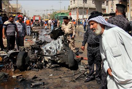 عراقيون في موقع التفجير في البصرة أمس (أ ب) 