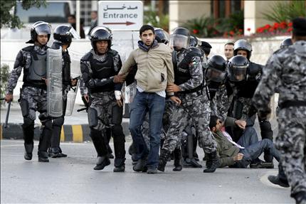 الشرطة الأردنية تلقي القبض على محتجين خلال تظاهرة في وسط العاصمة عمان أمس (أ ب) 