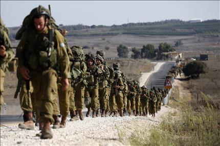 جنود إسرائيليون يشاركون في مناورة في الجولان المحتل أمس (رويترز) 
