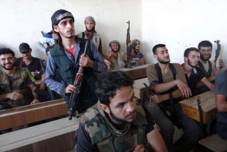 صورة وزعتها «شام نيوز» لمقاتلين يتلقون دروساً عسكرية في درعا جنوبي دمشق (أ ف ب) 