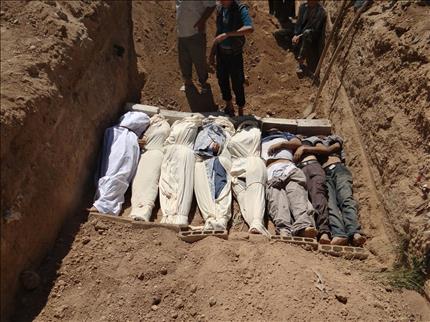 صورة وزعتها شبكة «شام» السورية المعارضة امس لدفن عدد من قتلى الهجوم على الغوطة امس الاول (ا ب) 