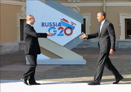 بوتين خلال استقباله اوباما في افتتاح قمة مجموعة «العشرين» في سان بطرسبرغ امس (ا ف ب) 