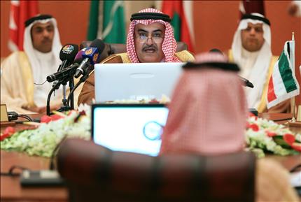 وزير الخارجية البحريني متحدثاً خلال الاجتماع في مدينة جدة في السعودية أمس (أ ف ب) 