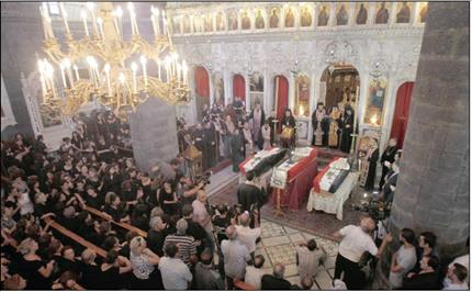 مسيحيون يشيّعون في البطريركية الكاثوليكية في دمشق امس جثامين 3 شباب قتلهم المسلحون في معلولا (رويترز) 