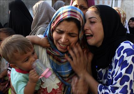عراقيتان تبكيان أقرباء سقطوا في التفجير الذي استهدف جامعاً في بعقوبة أمس (رويترز) 