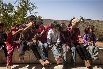 اطفال امام منزلهم في قرية مدايا في محافظة ادلب (ا ب) 
