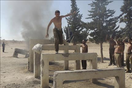 مسلحون يتدربون في الغوطة الشرقية قرب دمشق امس (رويترز) 