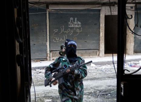 خلال تدريبات لمقاتلات في حيّ صلاح الدين في حلب أول من أمس (كرم المصري ــ أ ف ب)