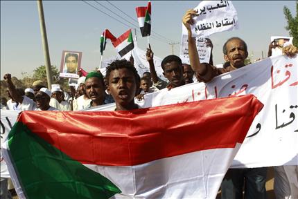سودانيون يتظاهرون ضد قرار رفع الدعم عن المحروقات بعد صلاة الجمعة في شمال العاصمة الخرطوم أمس (رويترز) 