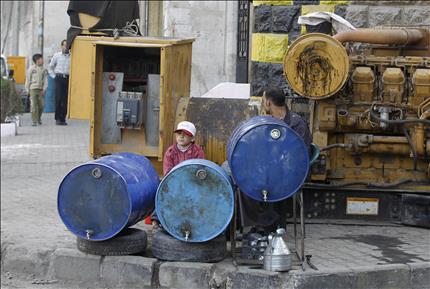 طفل يبيع الوقود في حي الشعار في حلب امس (رويترز) 