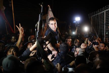 أسير فلسطيني محرر لدى وصوله إلى معبر ايريز مع غزة امس (رويترز) 