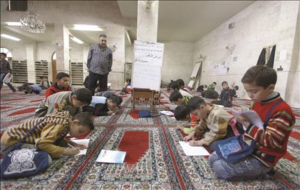 اطفال يتعلمون القرآن ودروساً اخرى في مسجد في حلب امس (رويترز) 