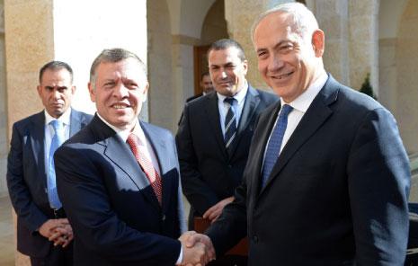 العاهل الأردني عبدالله الثاني مستقبلاً نتانياهو في عمان أمس (أ ف ب)