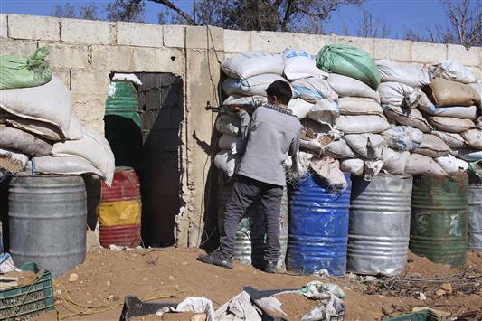 طفل يستعد لإطلاق النار في الغوطة الشرقية قرب دمشق أمس الأول (رويترز)